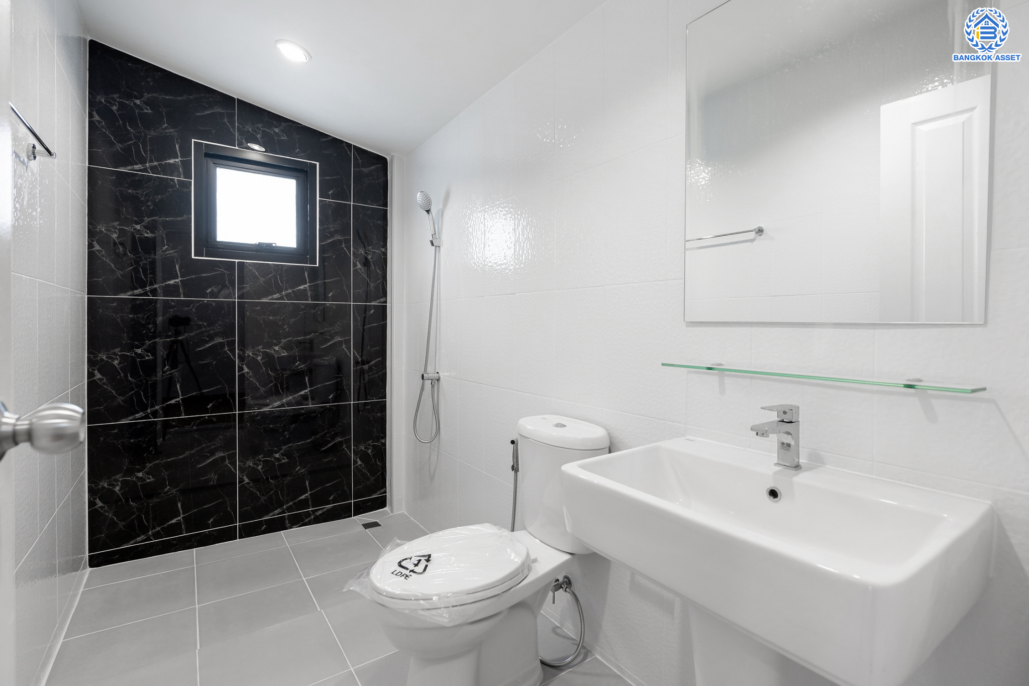 บ้านมือสองตกแต่งใหม่ ม.บูรพา12 ดอนเมือง บ้านเดี่ยว เนื้อที่ 50 ตร.ว. ฟังก์ชัน 4 ห้องนอน 2 ห้องน้ำ จอดรถได้ 2 คัน บนทำเลดีที่สุด ใกล้สนามบินดอนเมือง ทางด่วน "ศรีสมาน" และรถไฟฟ้าสายสีแดง "สถานีดอนเมือง"...